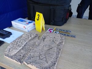 Zdjęcie w kolorze przedstawia stoisko policyjne z przedmiotami policyjnego technika kryminalistyki.