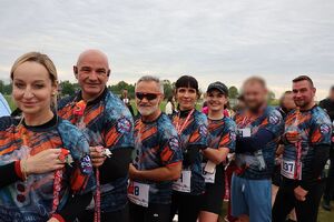 Zdjęcie w kolorze przedstawia policjantów z medalami