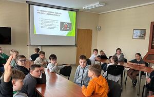 Zdjęcie w kolorze przedstawia grupę dzieci