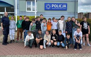 Zdjęcie w kolorze przedstawia zdjęcie grupowe dzieci z klasy 3 oraz policjantkę