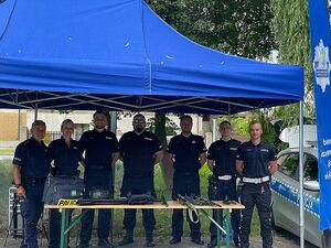 Zdjęcie w kolorze przedstawia policjantów