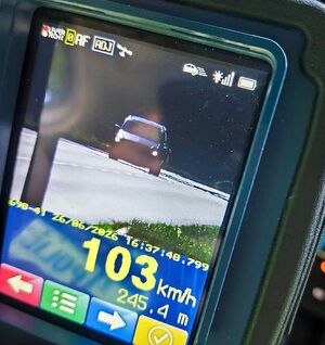 Zdjęcie w kolorze przedstawia prędkość 103 km/h pojazdu na drodze