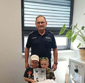 Zdjęcie w kolorze przedstawia Komendanta Policji oraz dzieci