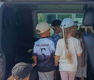 Zdjęcie w kolorze przedstawia dzieci