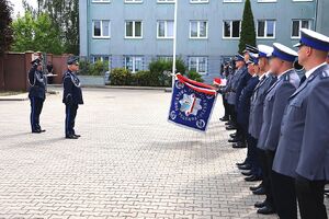 Zdjęcie w kolorze przedstawia policjantów w mundurach galowych podczas uroczystych obchodów Święta Policji w Oleśnie.