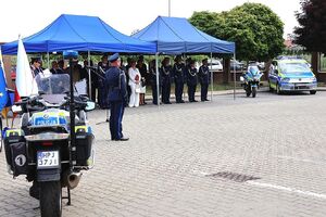 Zdjęcie w kolorze przedstawia Policjantów oraz gości zgromadzonych podczas obchodów Święta policji w Oleśnie