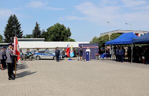 Zdjęcie w kolorze przedstawia Policjantów oraz gości zgromadzonych podczas obchodów Święta policji w Oleśnie