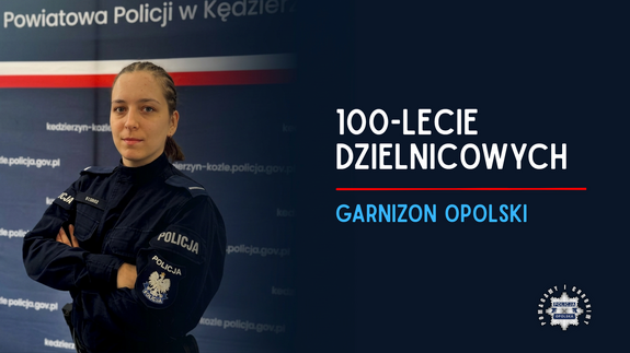 Zdjęcie w kolorze przedstawia policjantkę na tle ściany z płótna, po prawej na granatowym tle napis 100-lecie dzielnicowych, garnizon opolski.