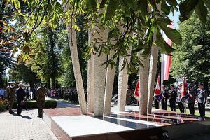 Zdjęcie w kolorze przedstawia obchody Święta Wojska Polskiego z boku poczty sztandarowe