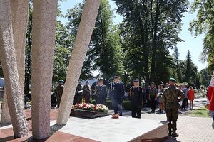 Zdjęcie w kolorze przedstawia obchody Święta Wojska Polskiego - komendanci oddają honor