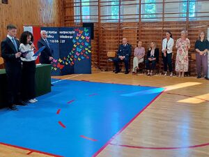 Zdjęcie w kolorze przedstawia inaugurację roku szkolnego, na sali gimnastycznej .