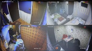 Na zdjęciu widać obrazy z czterech kamer monitoringu wewnątrz pomieszczeń. W dolnym lewym rogu widać trzy osoby przebywające w łazience. W prawym górnym rogu widać 3 trzy osoby stojące w pokoju.