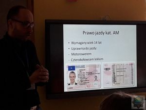 Przedstawiciel WORD Opole prowadzi wykład w tle slajd &amp;amp;quot; prawo jazdy kategorii AM&amp;amp;quot;