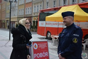 Policjanci oddają krew