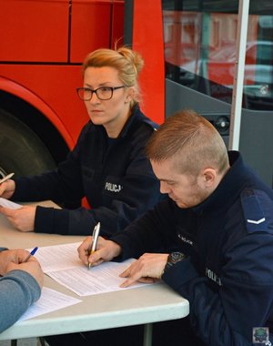 Policjanci oddają krew