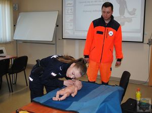 Policjant ćwiczy udzielanie pierwszej pomocy na fantomie