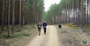 Przedstawiciele służb mundurowych na trasie marszobiegu