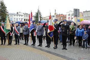 poczet sztandarowy policji w tle mieszkańcy Olesna na rynku