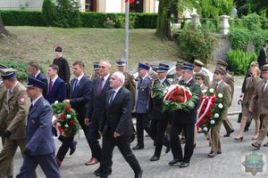 Inspektor Tomasz Kubicki podczas przemarszu pod Pomnik Powstańców Śląskich w towarzystwie przedstawicieli służb mundurowych i władz samorządowych.