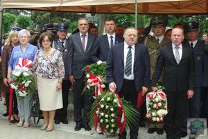 Przedstawiciele służb mundurowych salutują podczas odgrywania hymnu państwowego.