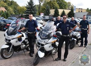 Pięciu policjantów ruchu drogowego prezentuje motocykle przed zabezpieczeniem maratonu kolarskiego Dobrodzieńska Seta.