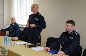 Komendant Powiatowy Policji w Oleśnie insp. Tomasz Kubicki omawia wyniki pracy oleskiej komendy