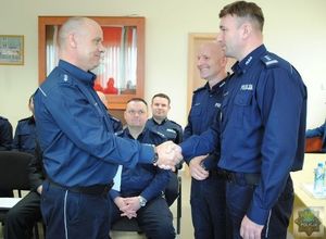 Inspektor Rafał Stanisławski składa podziękowania za długoletnią służbę przechodzącemu na emeryturę asp. szt. Rafałowi Wilkowi