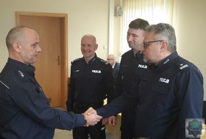 Komendant Komisariatu Policji w Dobrodzieniu podinsp. Wojciech Brzęczek dziękuje za wspólną służbę swojemu podwładnemu, który odszedł na emeryturę