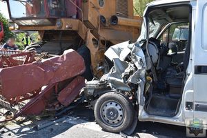 Rozbity samochód dostawczy renault master oraz heder kombajnu zbożowego