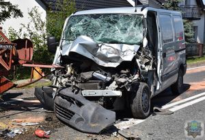 Zniszczony przód samochodu renault master po zderzeniu z kombajnem zbożowym