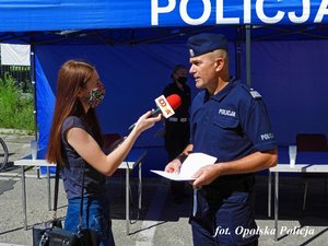 Komendant  Wojewódzki Policji w Opolu nadinsp. Jarosław Kaleta udziela wywiadu dziennikarce radia DOXA