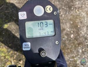 Miernik prędkości z wyświetloną wartością 103 km/h.