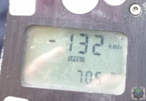 Wyświetlacz miernika prędkości z zapisaną wartością 132 km/h.