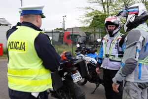 policjanci z motocyklistami