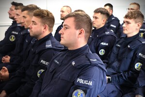 zdjęcie: policjanci podczas spotkania z Komendantem.
