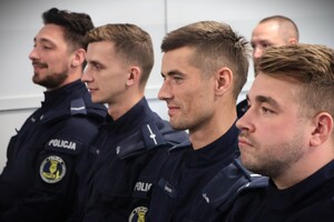 zdjęcie: policjanci podczas spotkania z Komendantem.