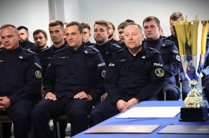 zdjęcie: policjanci podczas spotkania z Komendantem.