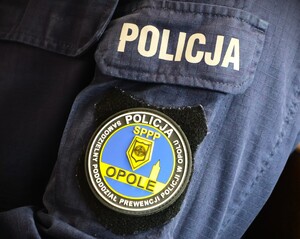 zdjęcie kolorowe: policyjny mundur