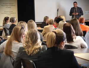 zdjęcie kolorowe: konferencja.